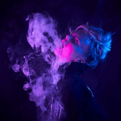 Does smoking e-cigarettes cause water vapor to appear in the lungs?